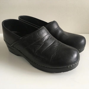 Dansko Black Clogs sz 40 (9.5 - 10)
